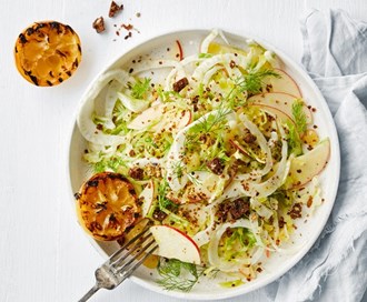 Sommerkålsalat med grillet sitron og hvitløksbrødsmuler