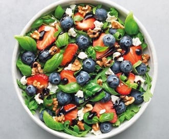 Salat med blåbær og valnøtter