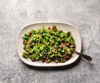 Brokkoli-couscous med urter og granateplekjerner