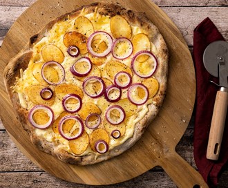 Hvit pizza med rødløk og potet